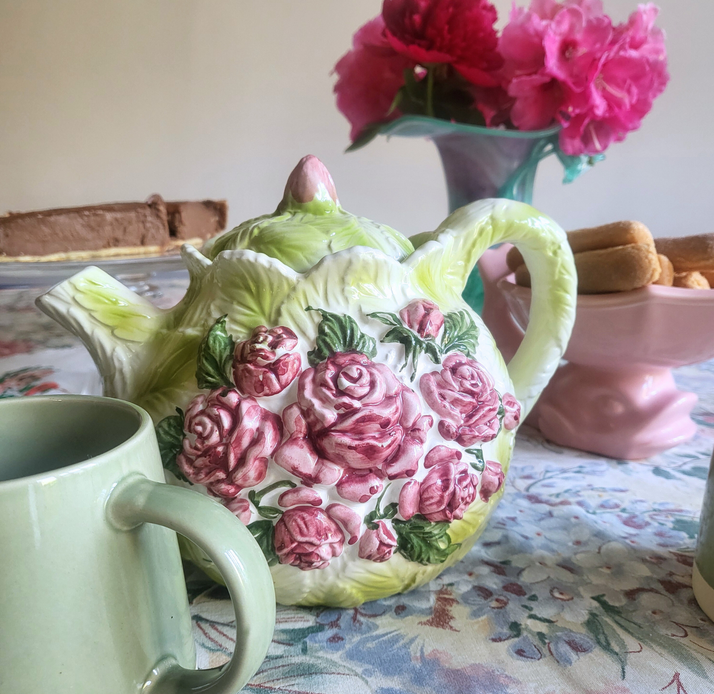 Théière en barbotine – Feuilles de roses