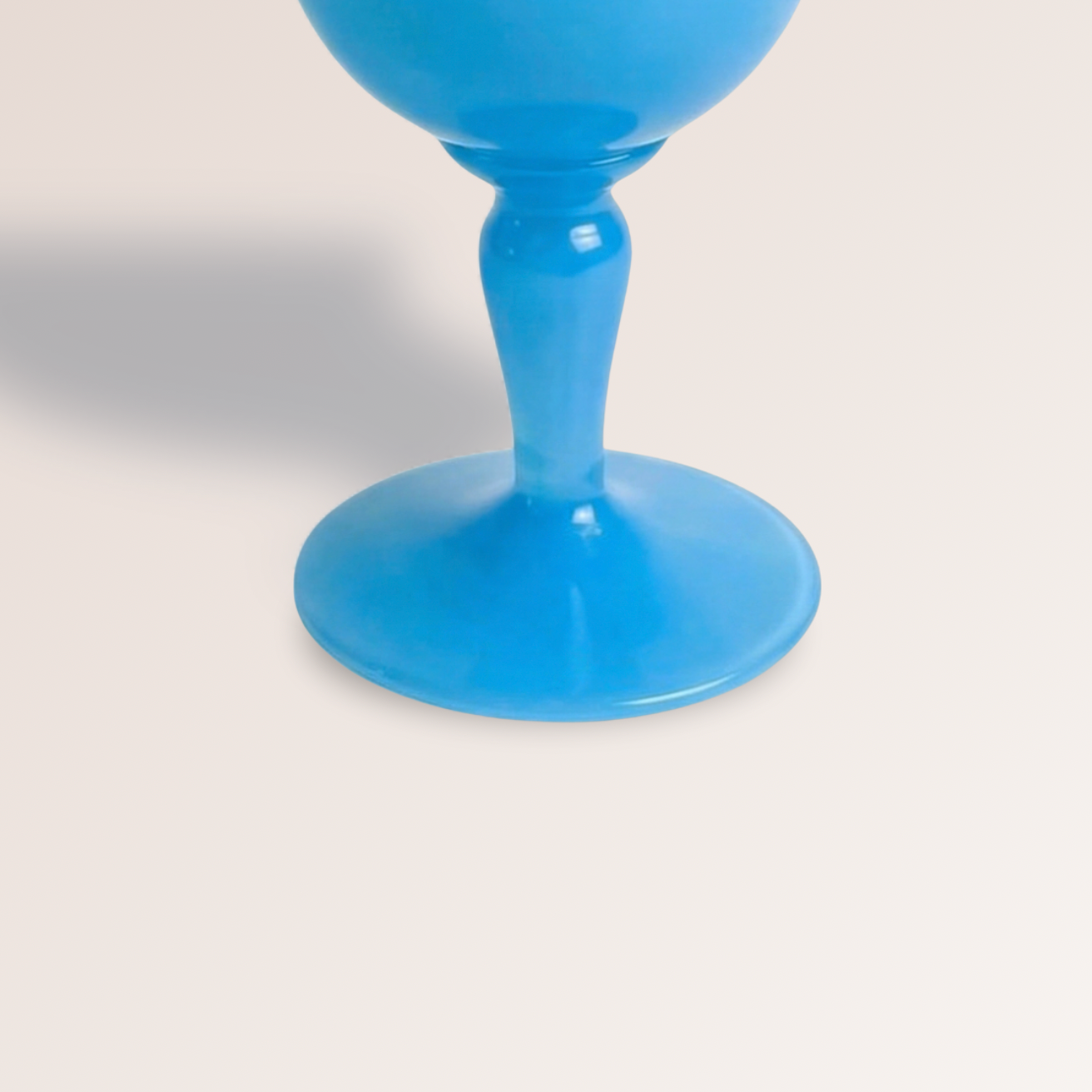 Coupe décorative en opaline bleue