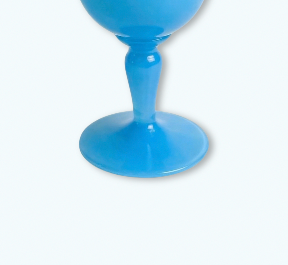 Coupe décorative en opaline bleue