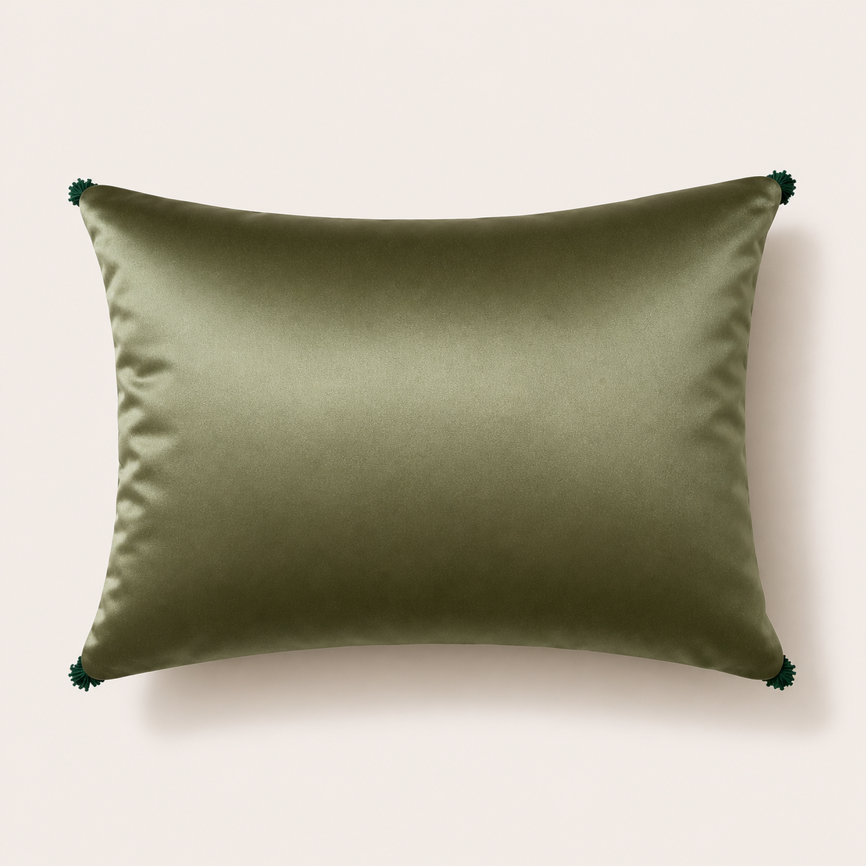 Coussin décoratif vert satin lumineux avec pampilles – vue de face