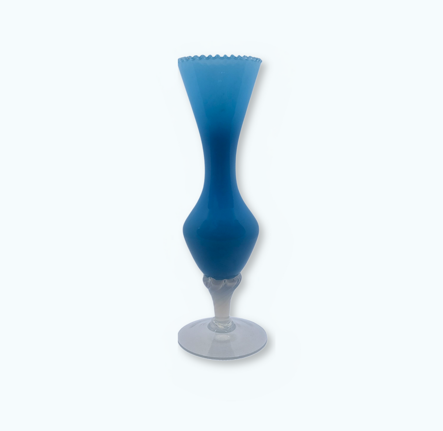 Vase en opaline bleu avec pieds blancs – Finition ciselée