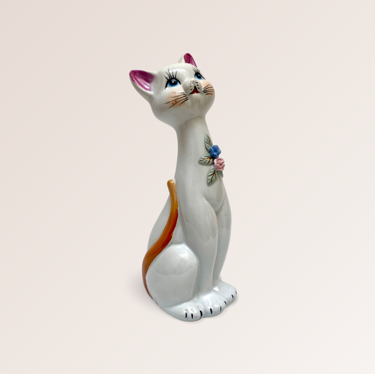 Statuette de chat en porcelaine