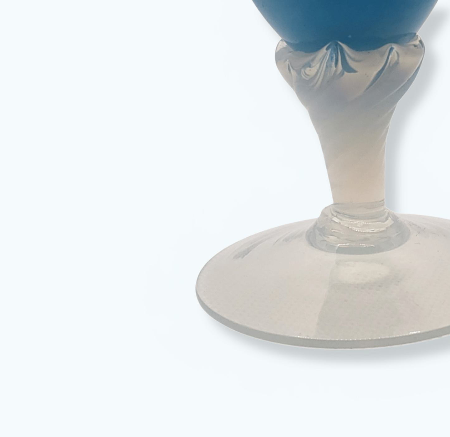 Vase en opaline bleu avec pieds blancs – Finition ciselée