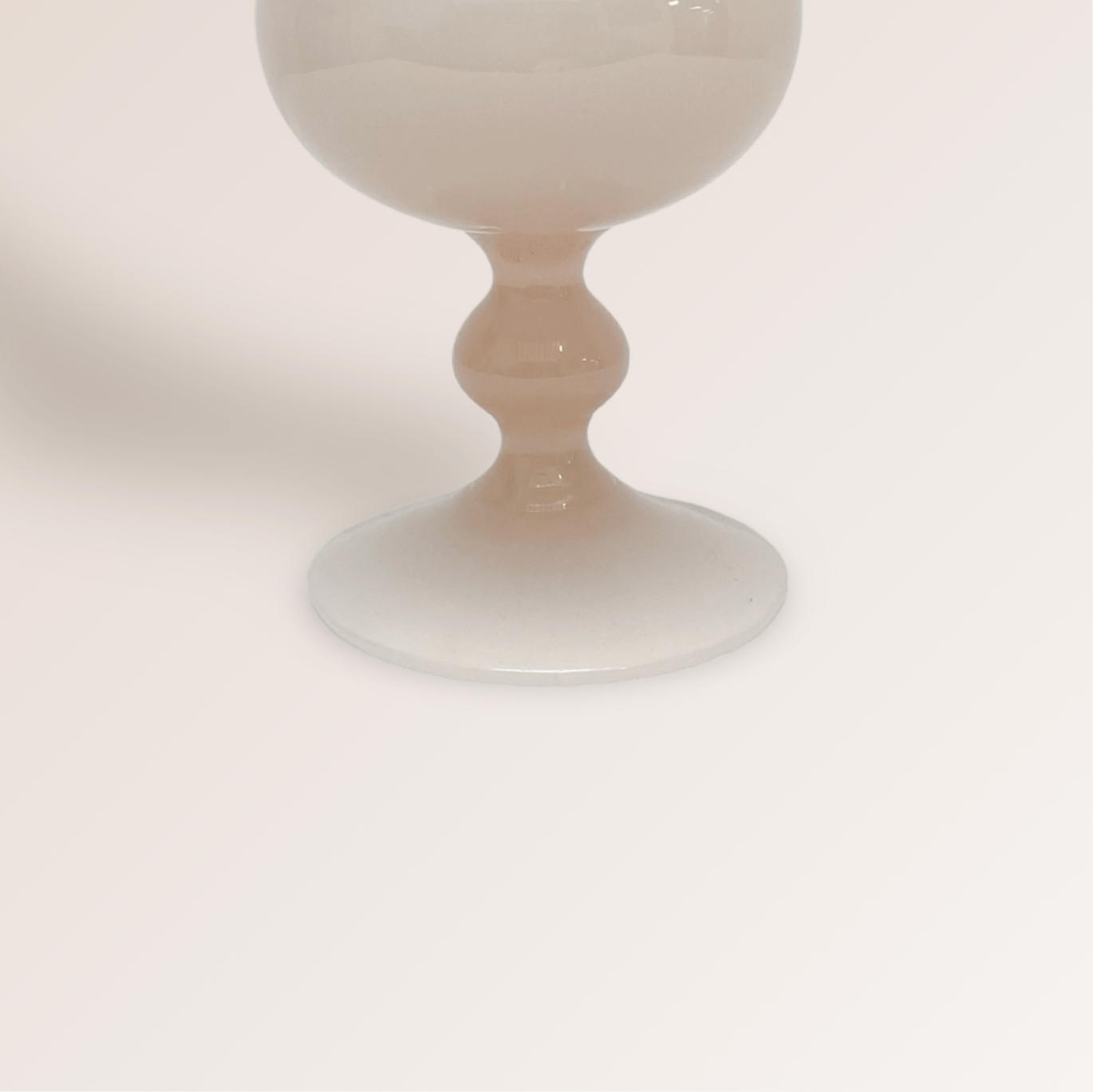 Vase en opaline rose légé - Pied travaillé