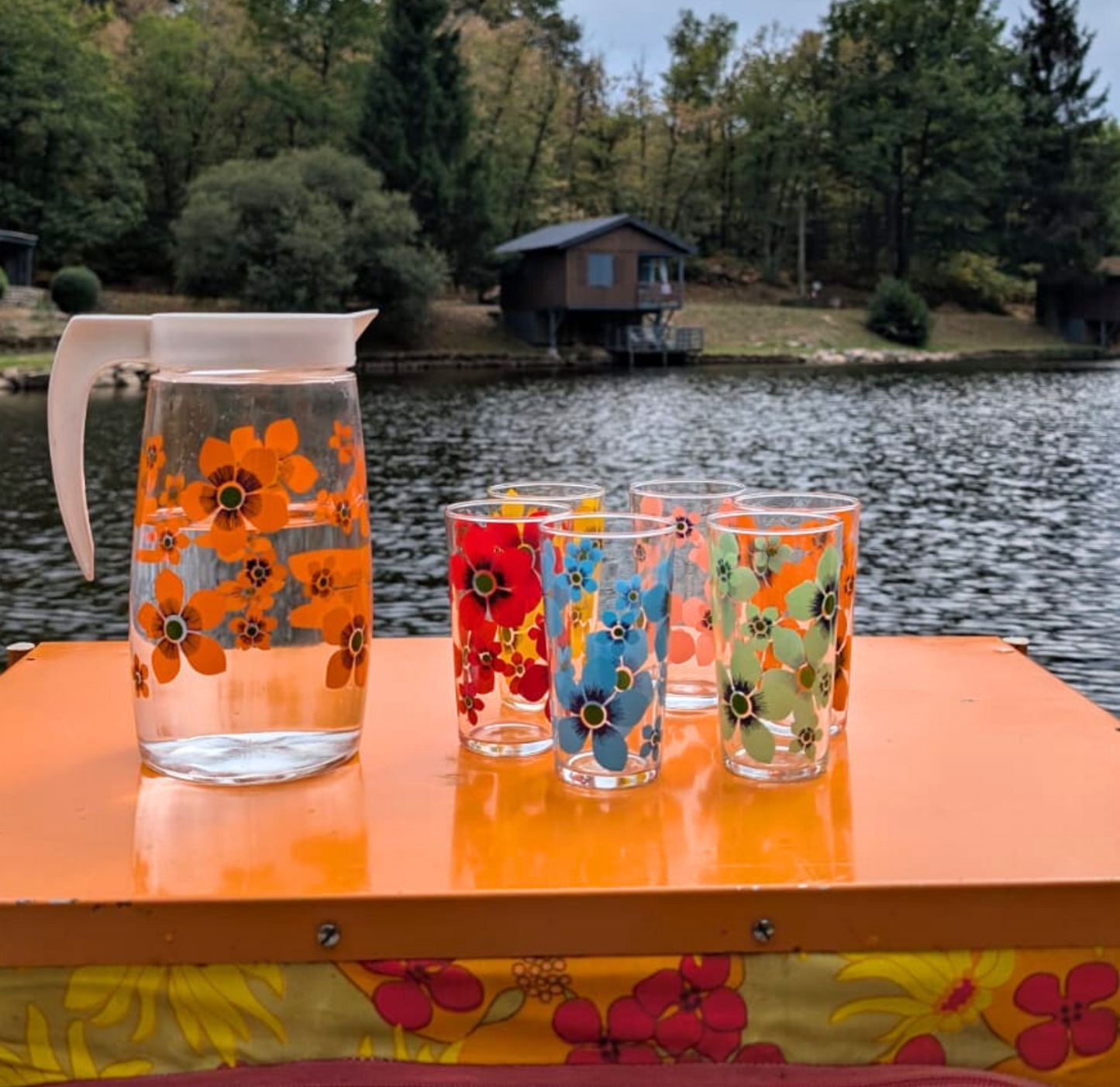 Service à limonade fleuri – Carafe et 6 verres assortis – Années 60