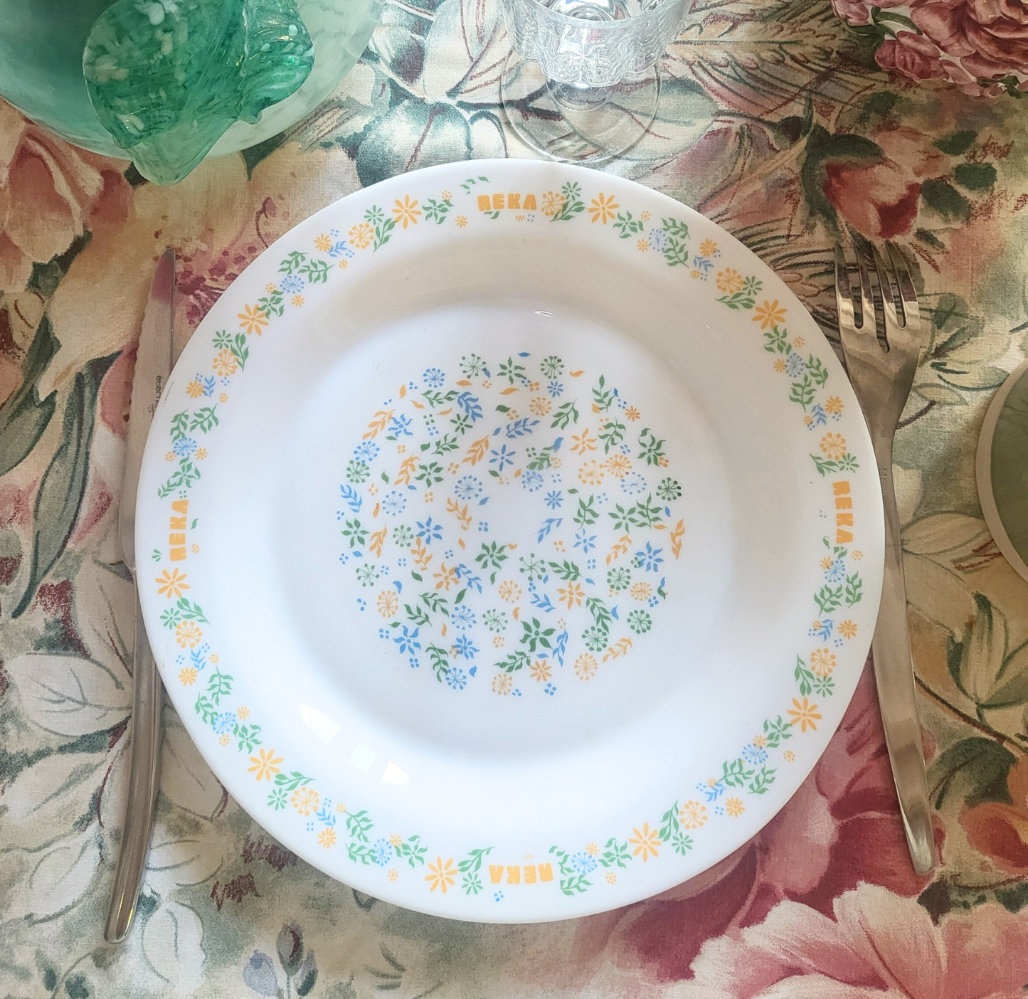 Assiette Arcopal Reka – Motif fleuri vintage