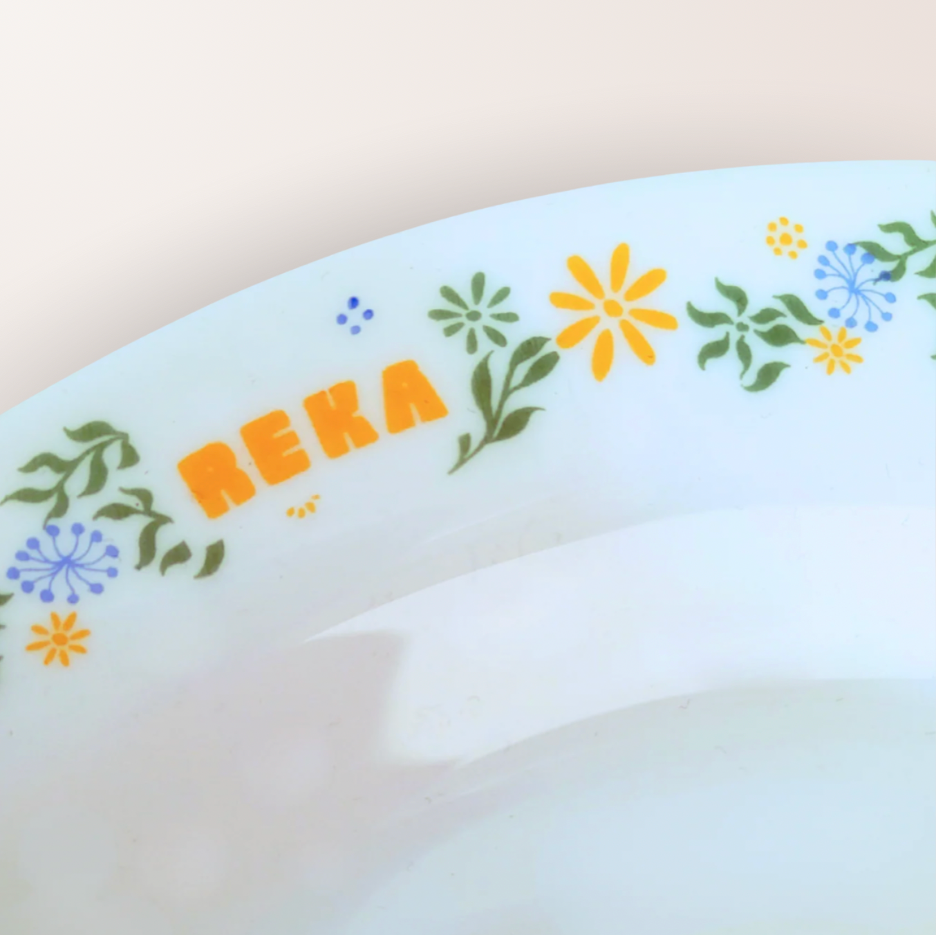 Assiette Arcopal Reka – Motif fleuri vintage