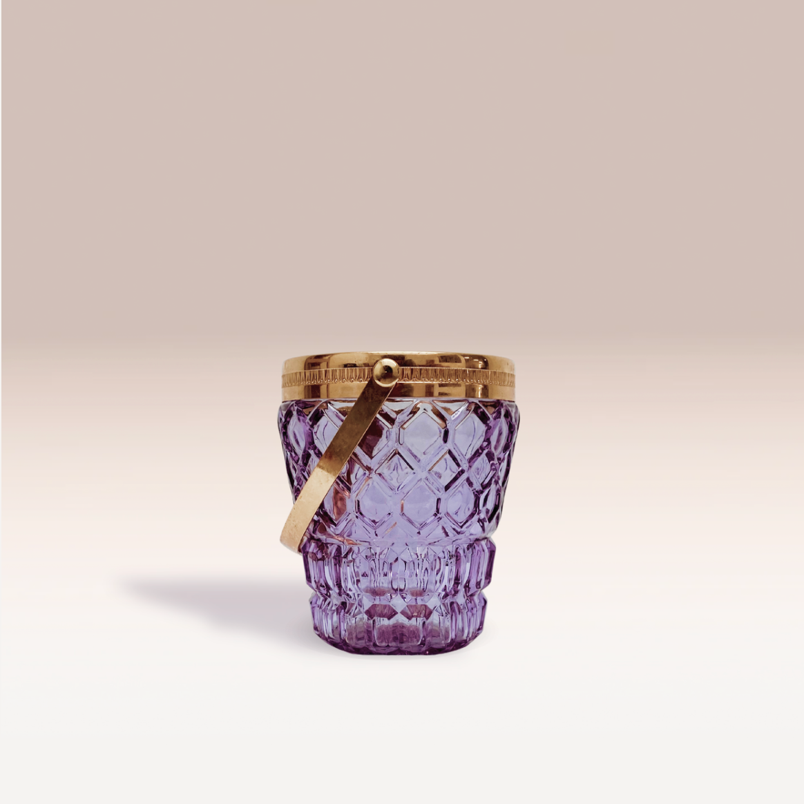 Bac à glaçons en verre violet au design facetté, doté d’une monture et d’une anse en métal doré.