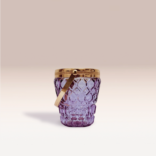 Bac à glaçons en verre violet au design facetté, doté d’une monture et d’une anse en métal doré.