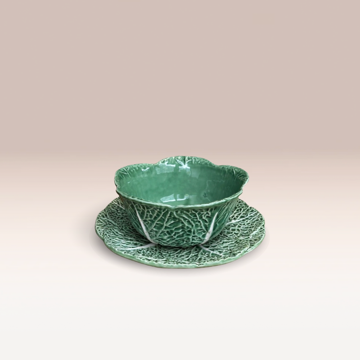Bol vert sauge en forme de feuille de chou avec sa soucoupe feuille de chou. Texture de feuille de chou gravée dans la faïence.