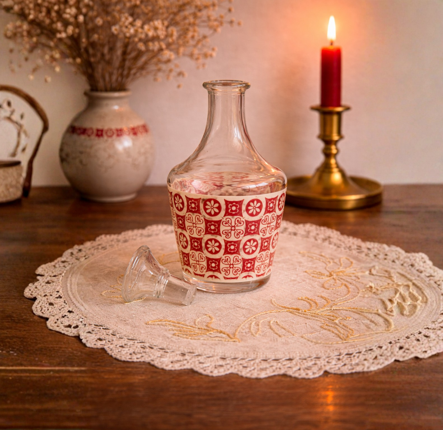 Carafe vintage années 70 – Motif rouge | Verrerie rétro