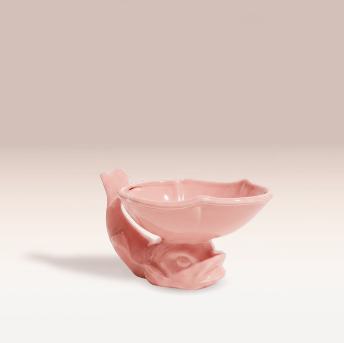 Coupe en faïence rose en forme de poisson, au design ondulé et à l’émail brillant. 