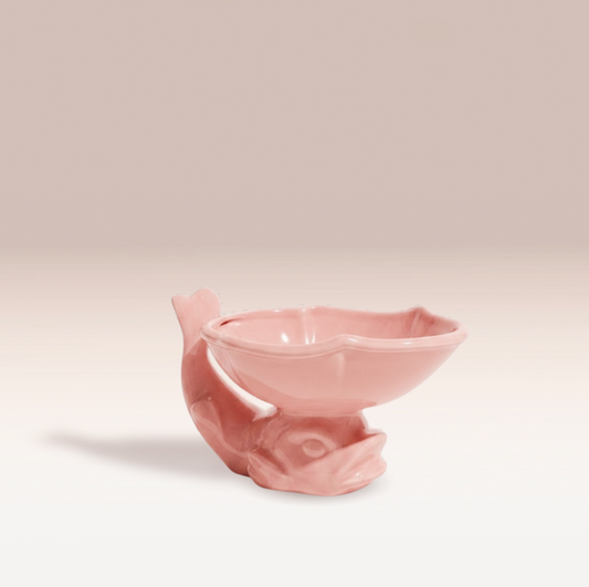 Coupe en faïence rose en forme de poisson, au design ondulé et à l’émail brillant. 