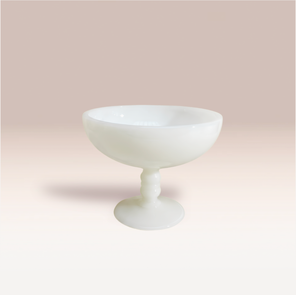 Petite coupe en opaline blanche avec un pied travaillé.