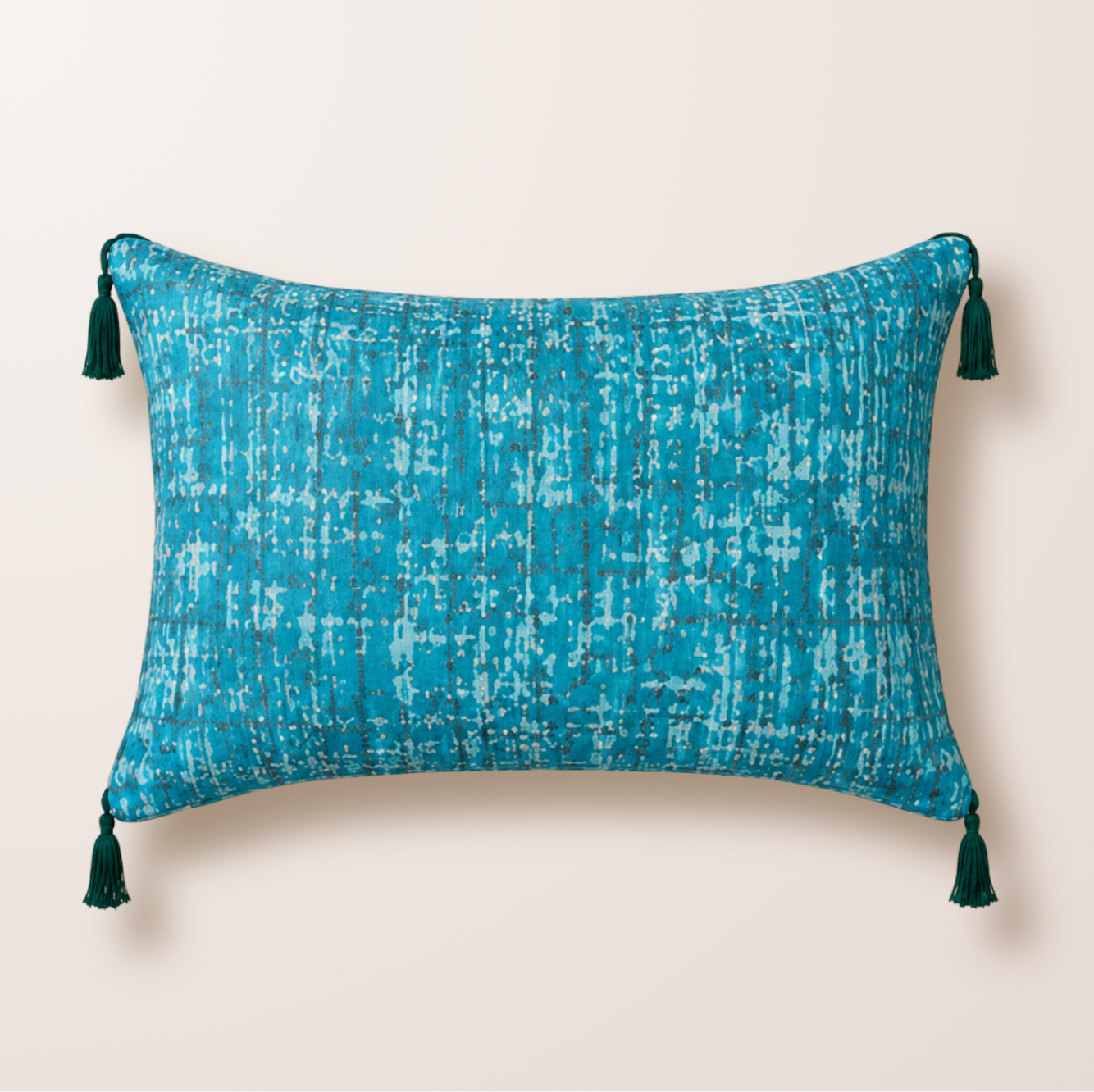 Coussin bleu turquoise/aqua, avec des froufrou bleu plus foncé aux quatre coins.