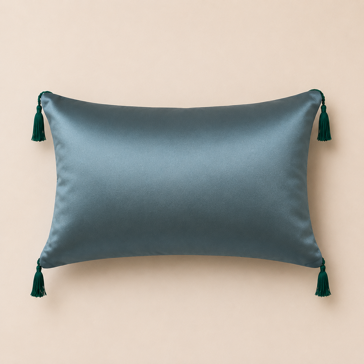 Coussin décoratif satin bleu-gris lumineux avec pampilles – vue de face