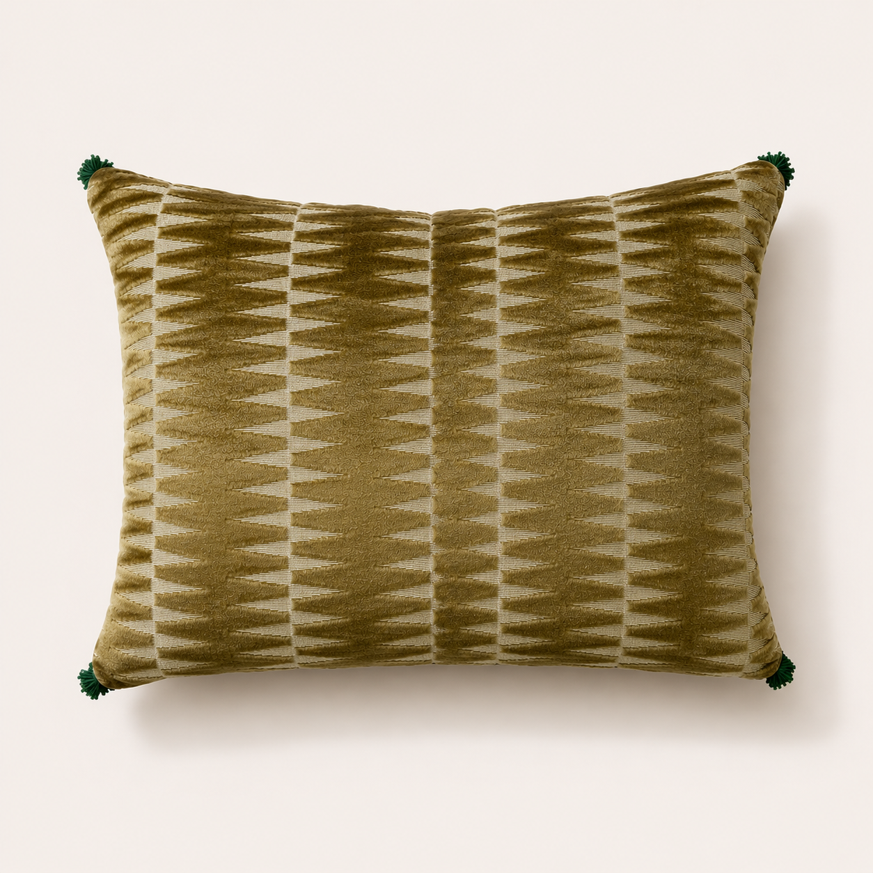Coussin décoratif réversible en brocart damassé vert et satin uni fabriqué en France – vue de face