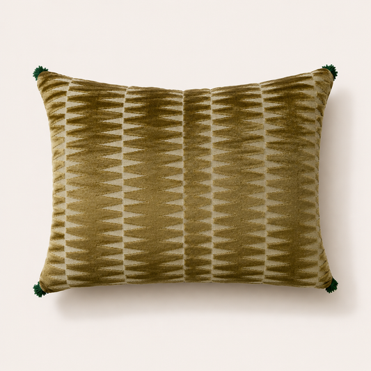 Coussin décoratif réversible en brocart damassé vert et satin uni fabriqué en France – vue de face