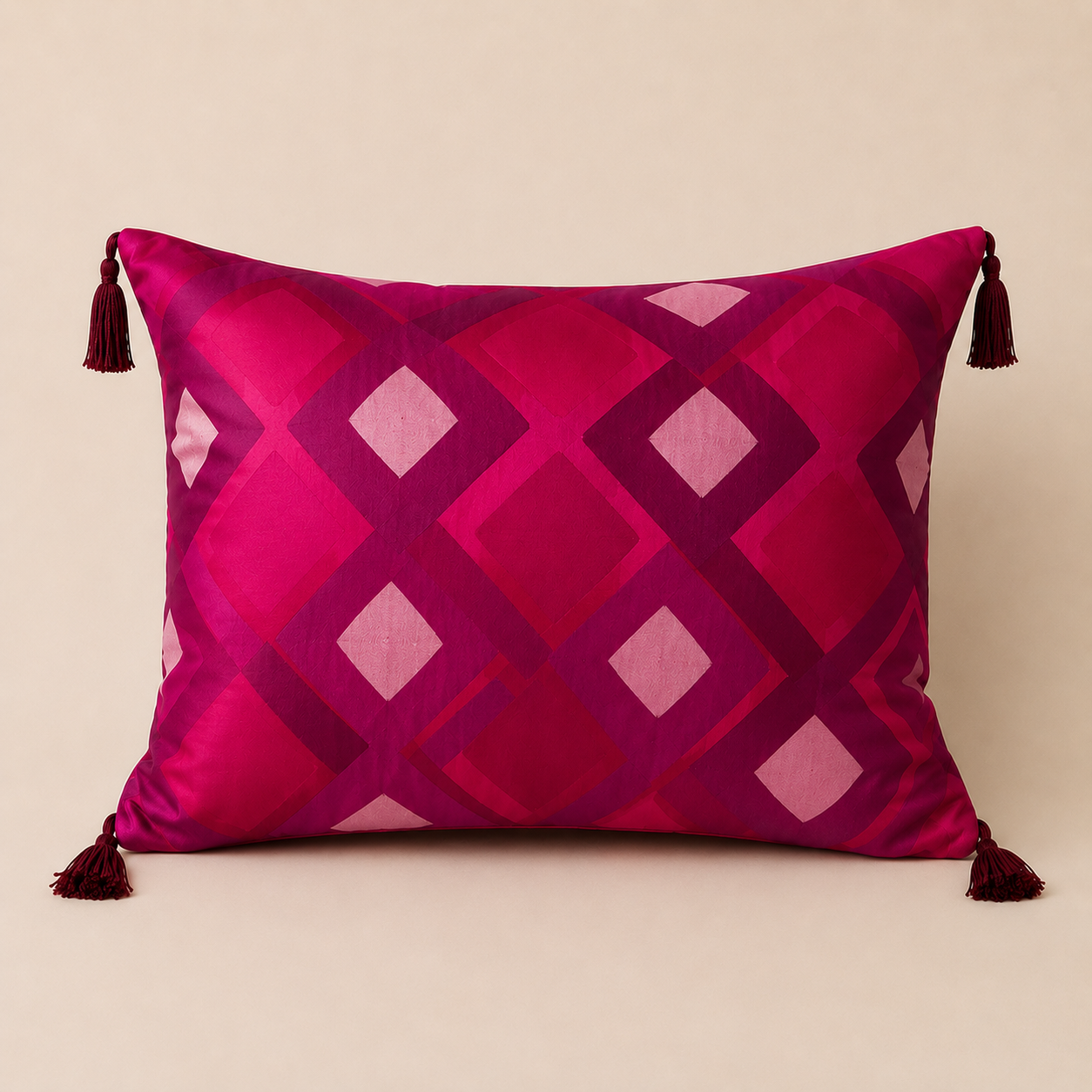 Coussin décoratif rose fuchsia à motif géométrique graphique avec pampilles – vue de face