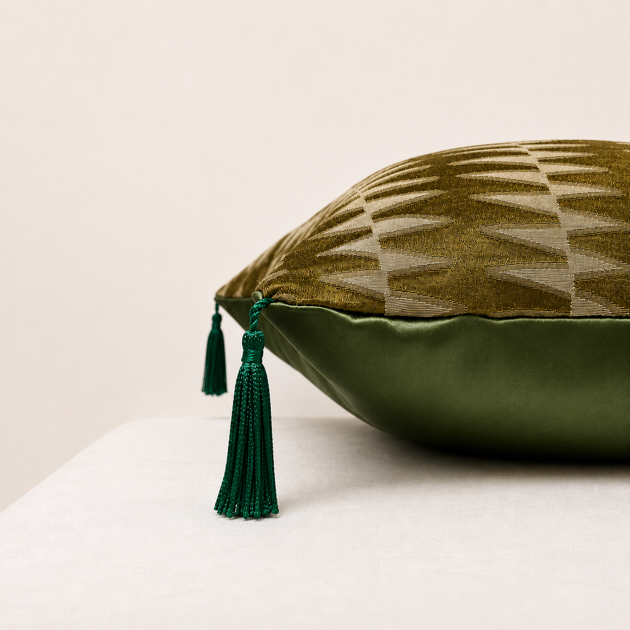 Détail du coussin décoratif bi-goût vert avec pampille et tissu brocart damassé