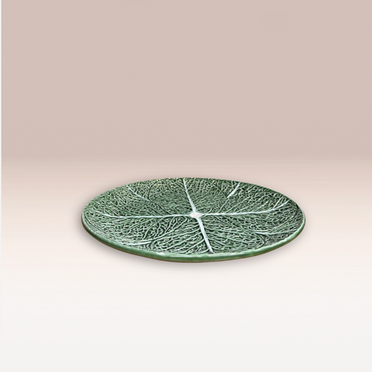 Grande assiette avec des motifs feuille de chou sur toute la surface.