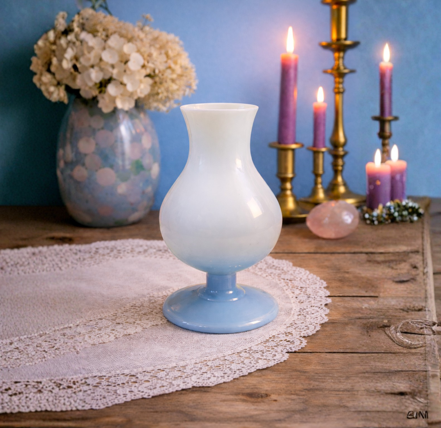 Petit vase en opaline blanche – Élégance rétro