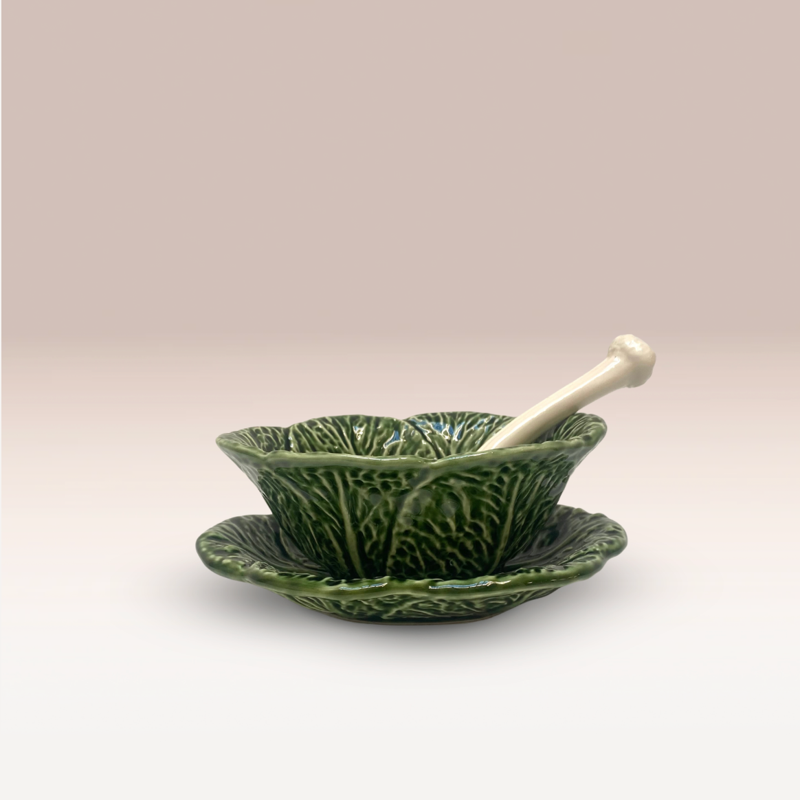 Saucière en forme de feuille de chou avec sa cuillère et sa soucoupe feuille de chou. Couleur verte.