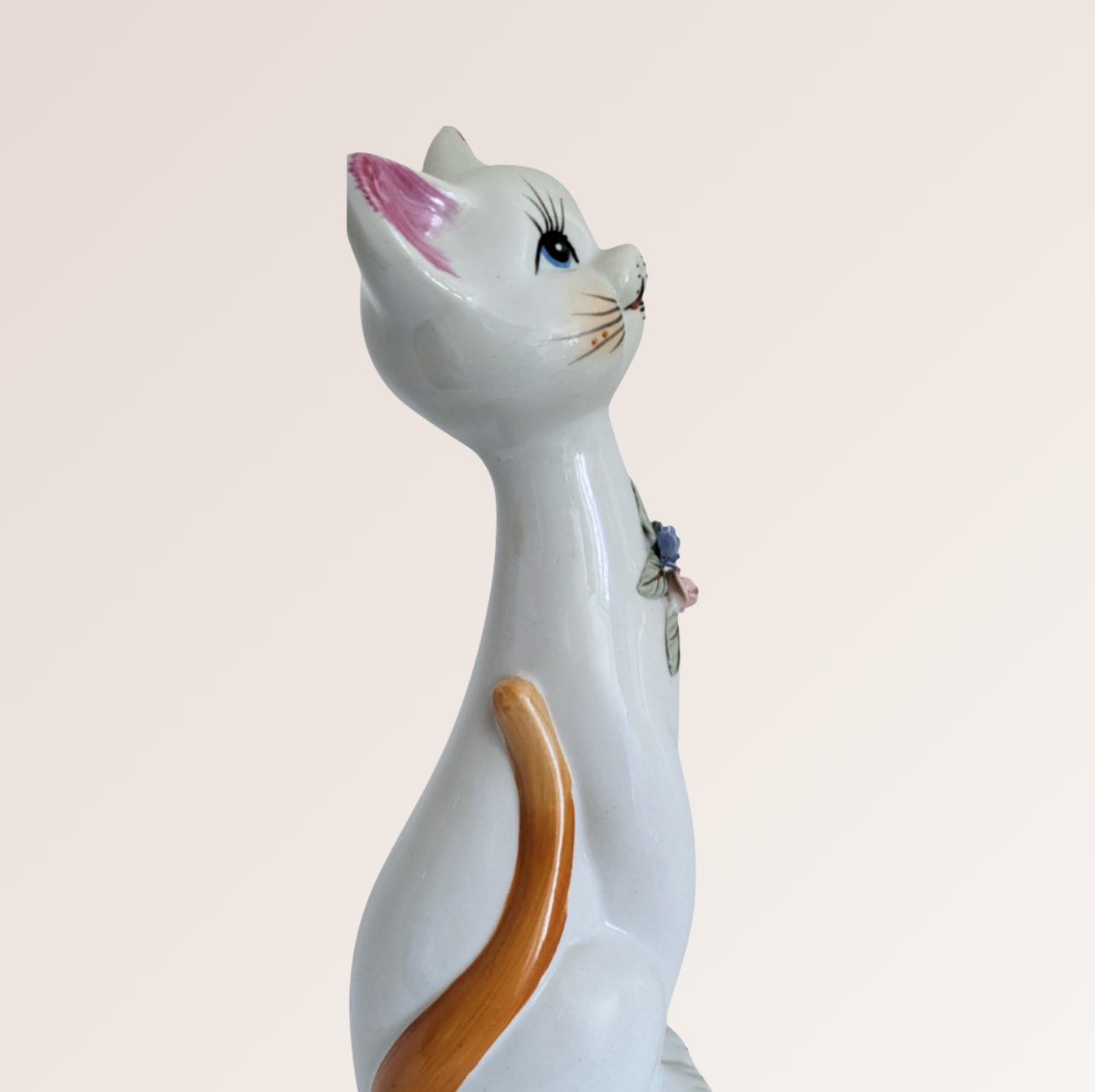 Statuette de chat en porcelaine
