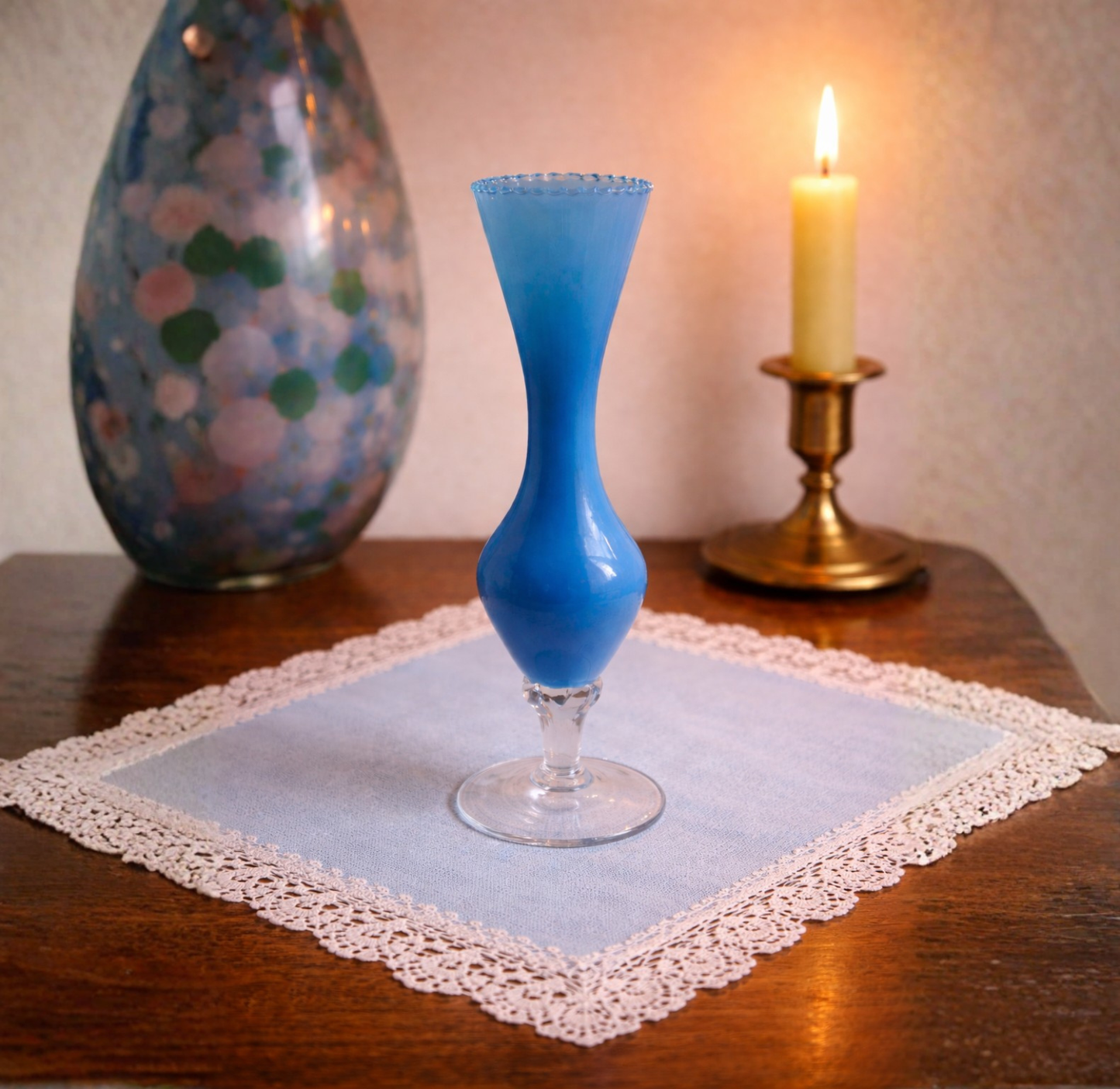 Vase en opaline bleu avec pieds blancs – Finition ciselée