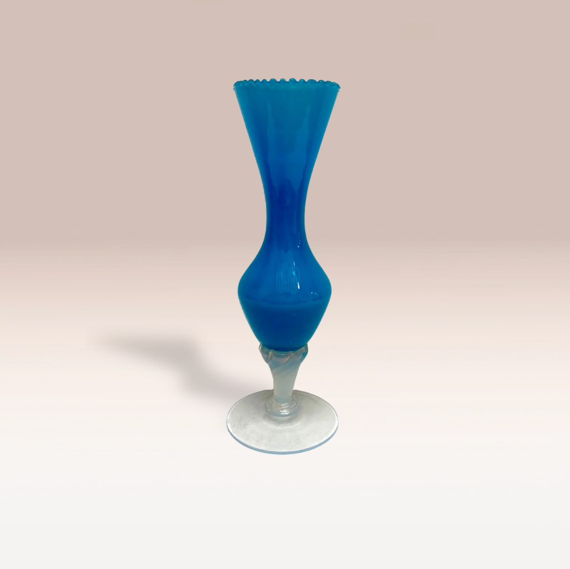 Vase en opaline bleu avec pied blanc – Finition ciselée