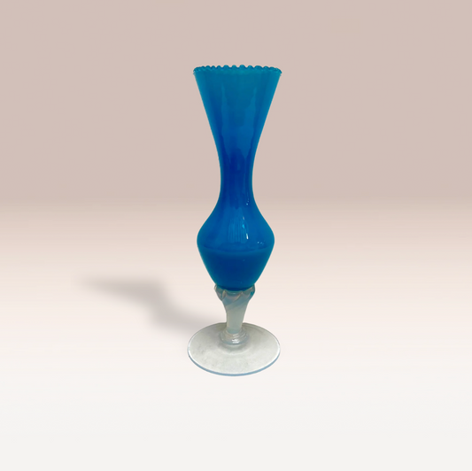 Vase en opaline bleu avec pied blanc – Finition ciselée