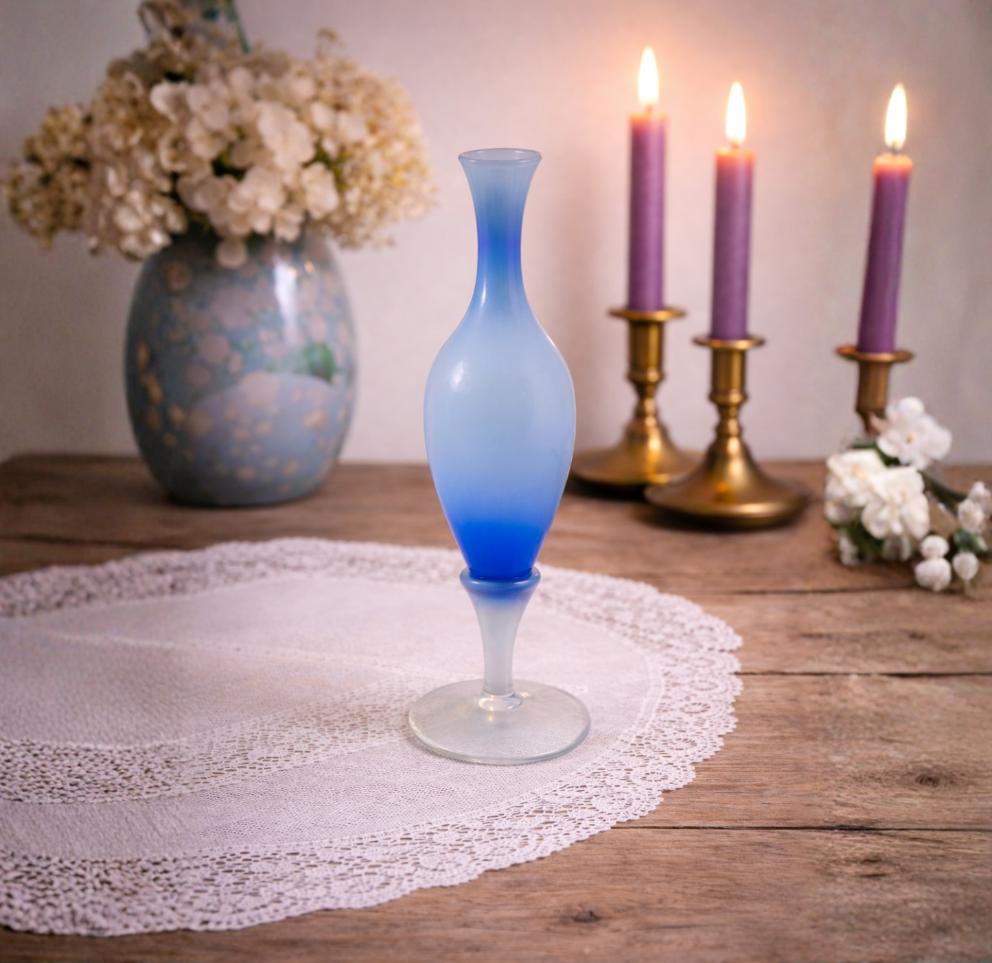 Vase en opaline bleu à pied blanc – Élégance vintage