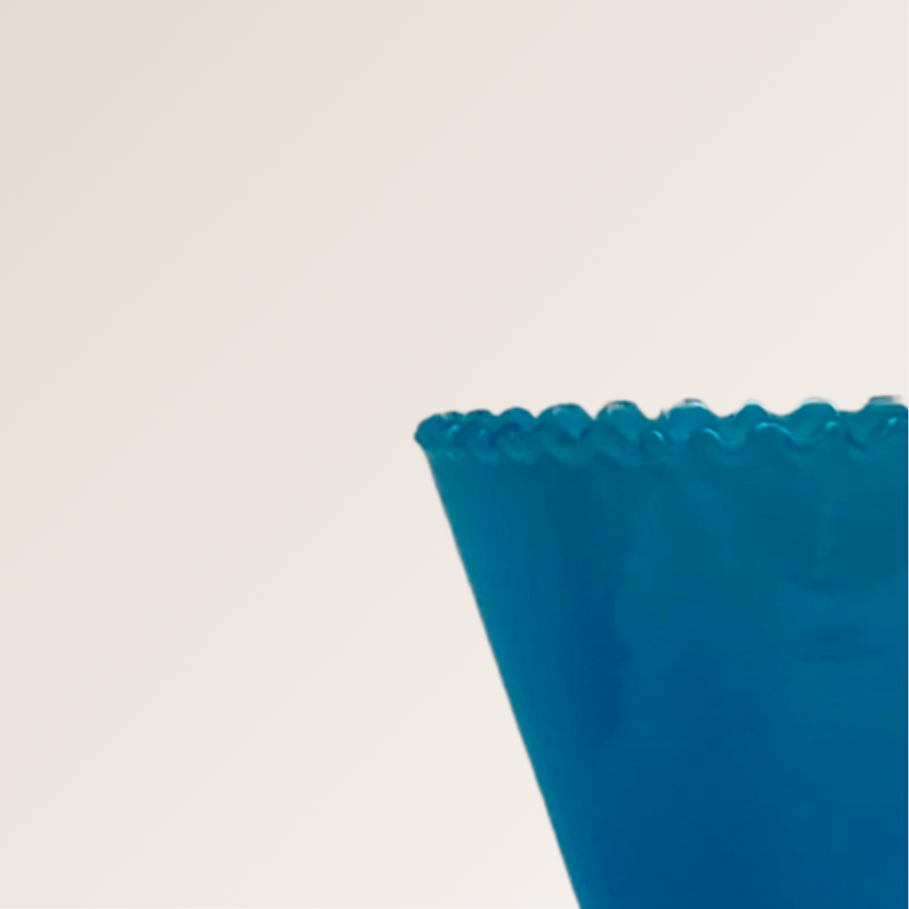 Vase en opaline bleu avec pied blanc – Finition ciselée