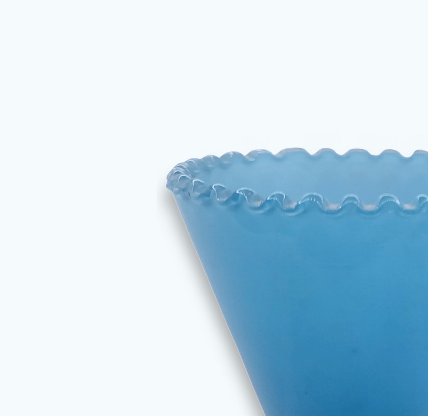 Vase en opaline bleu avec pieds blancs – Finition ciselée