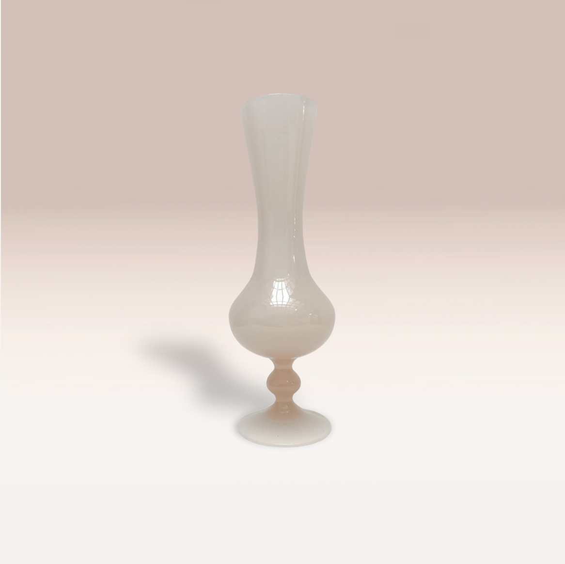 Vase en opaline rose légé - Pied travaillé