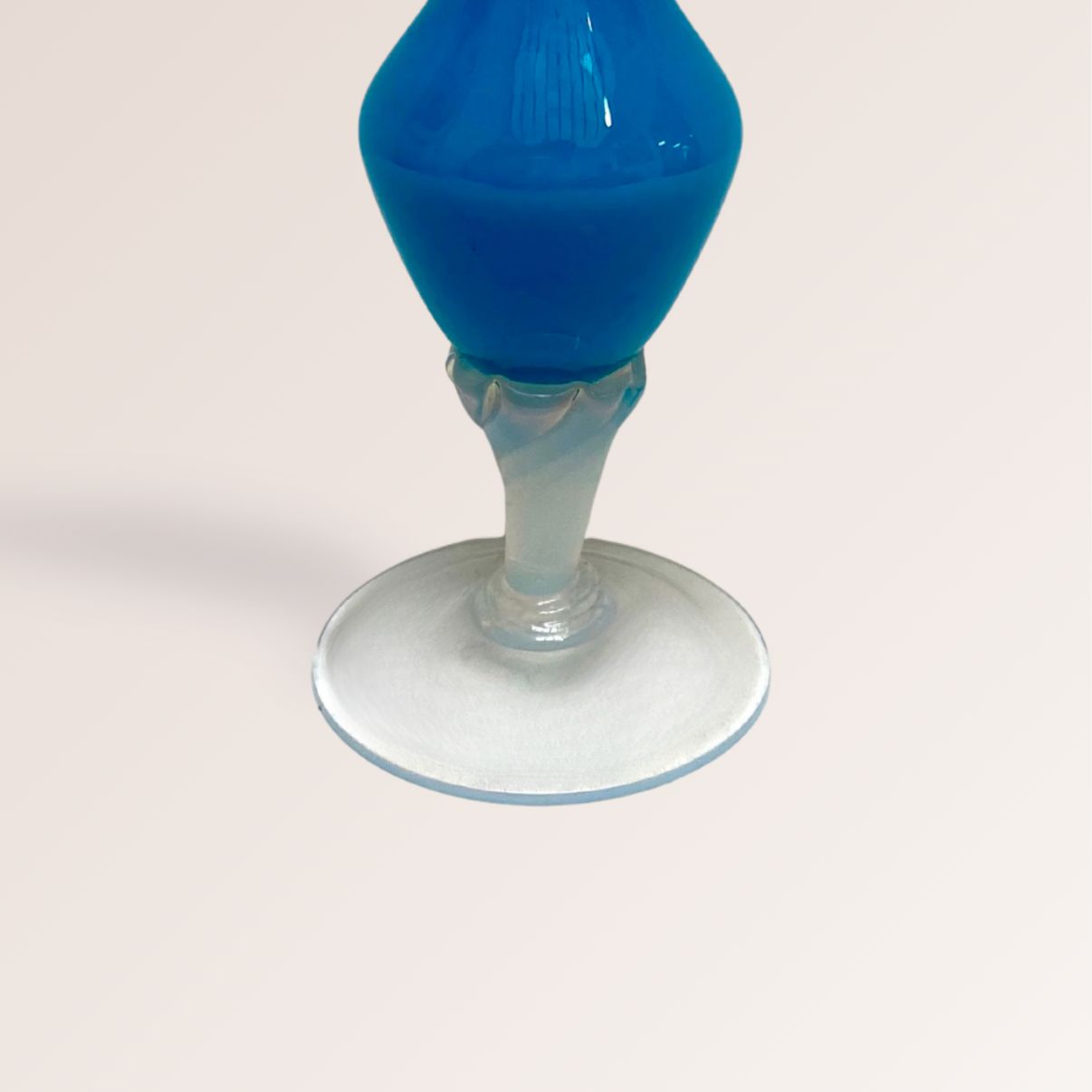 Vase en opaline bleu avec pied blanc – Finition ciselée