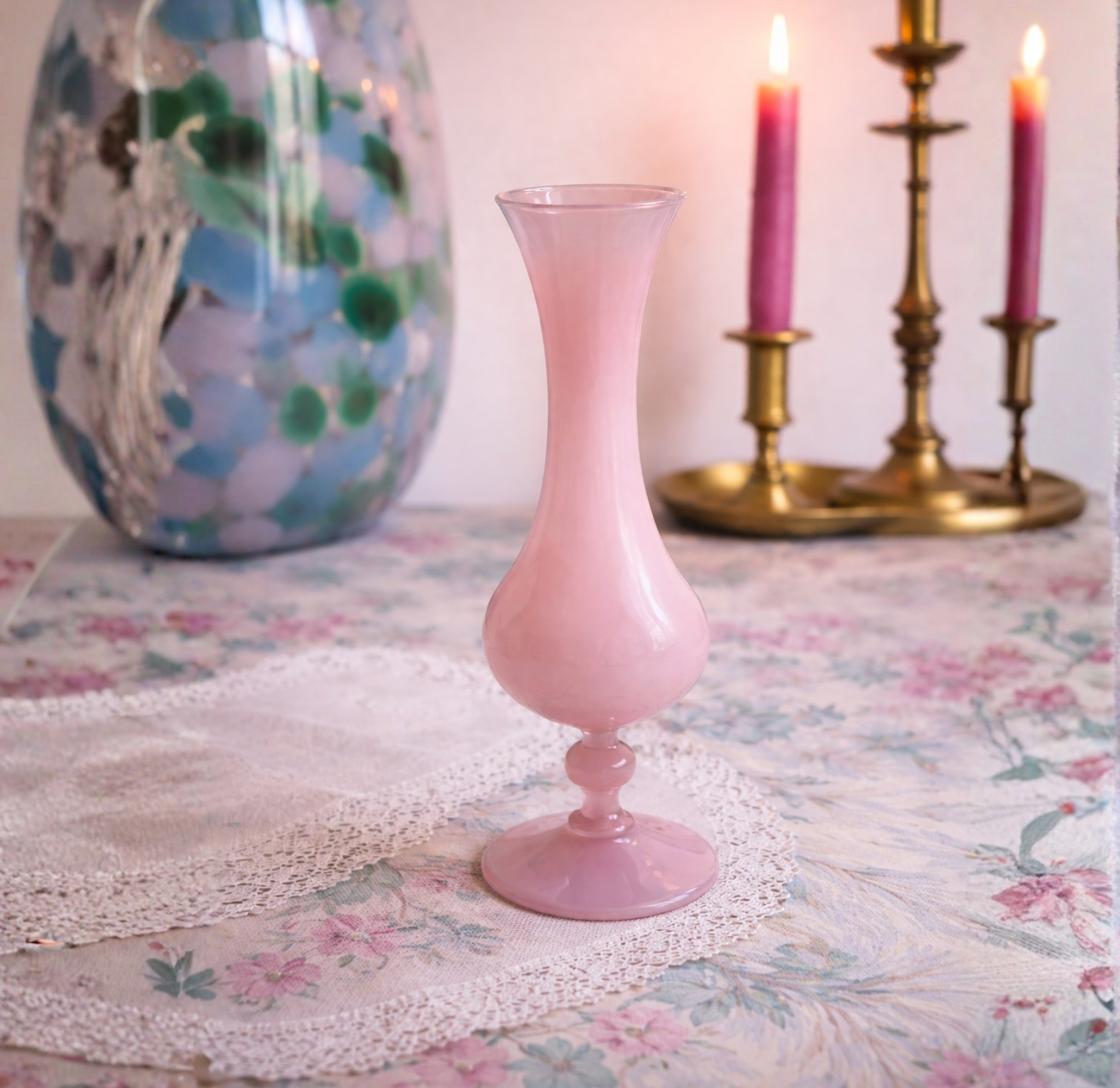 Vase en opaline rose légé