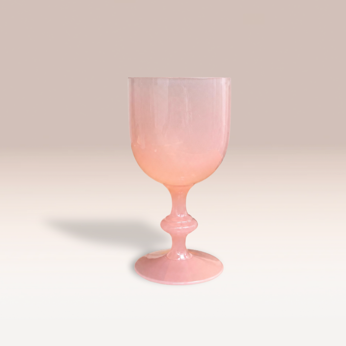 Coupe en opaline légèrement translucide qui capte la lumière et la diffuse.