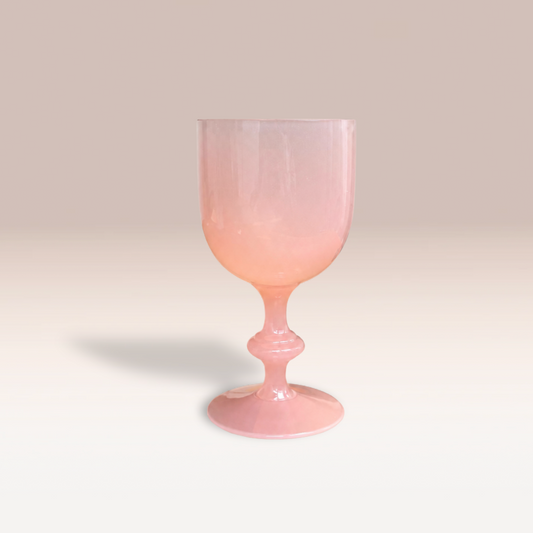 Coupe en opaline légèrement translucide qui capte la lumière et la diffuse.