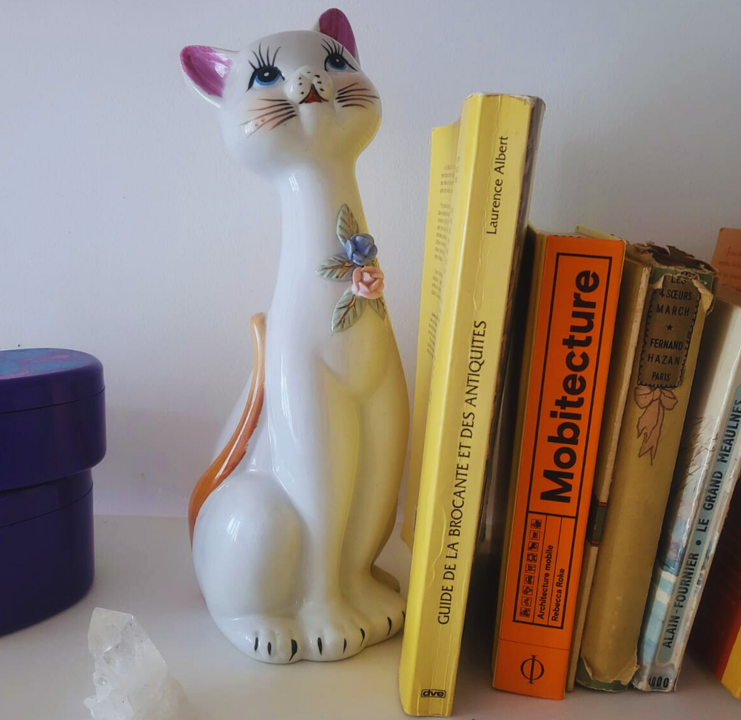 Statuette de chat en porcelaine