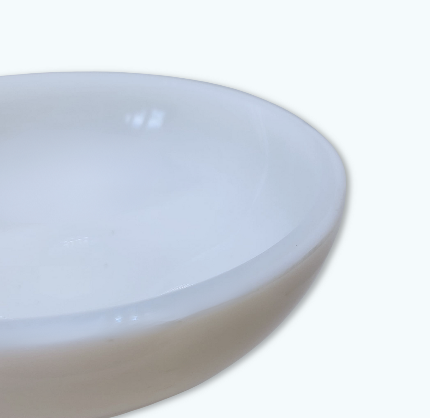 Coupe vintage en opaline blanche