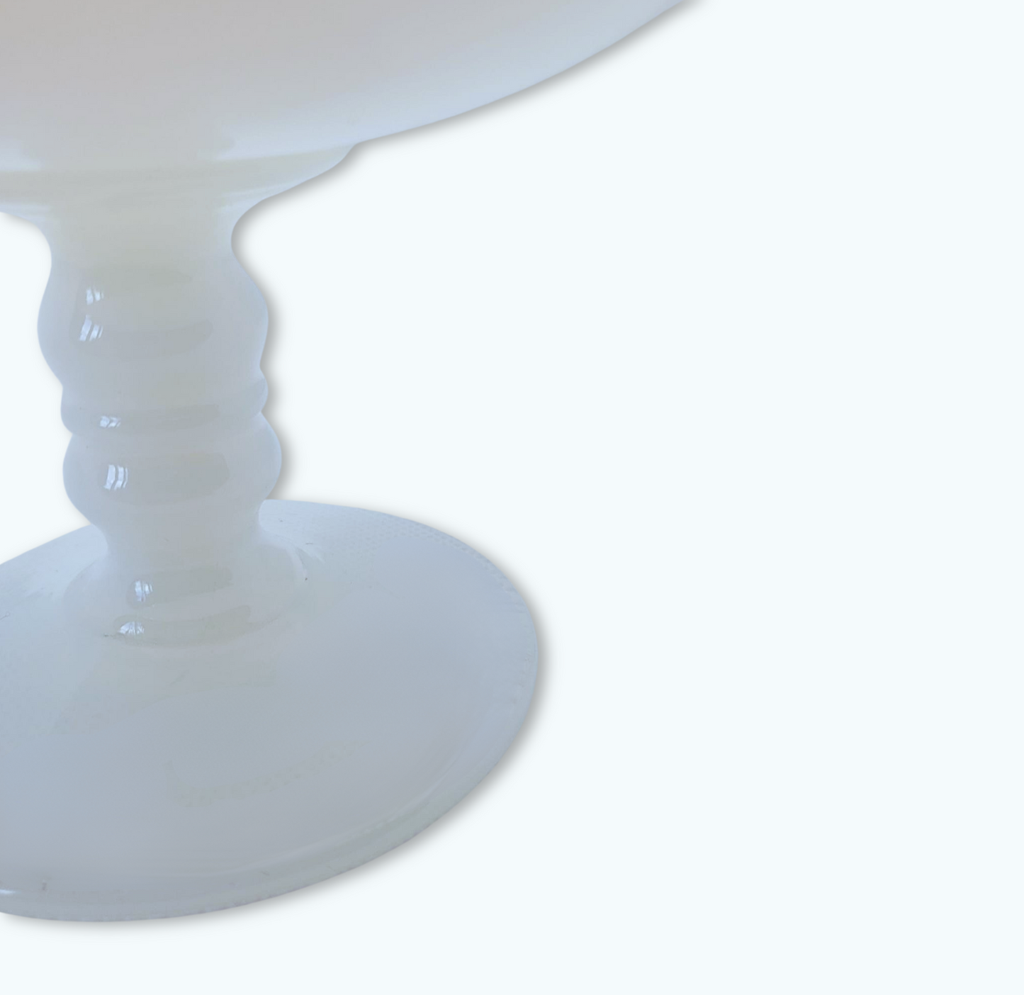 Coupe vintage en opaline blanche