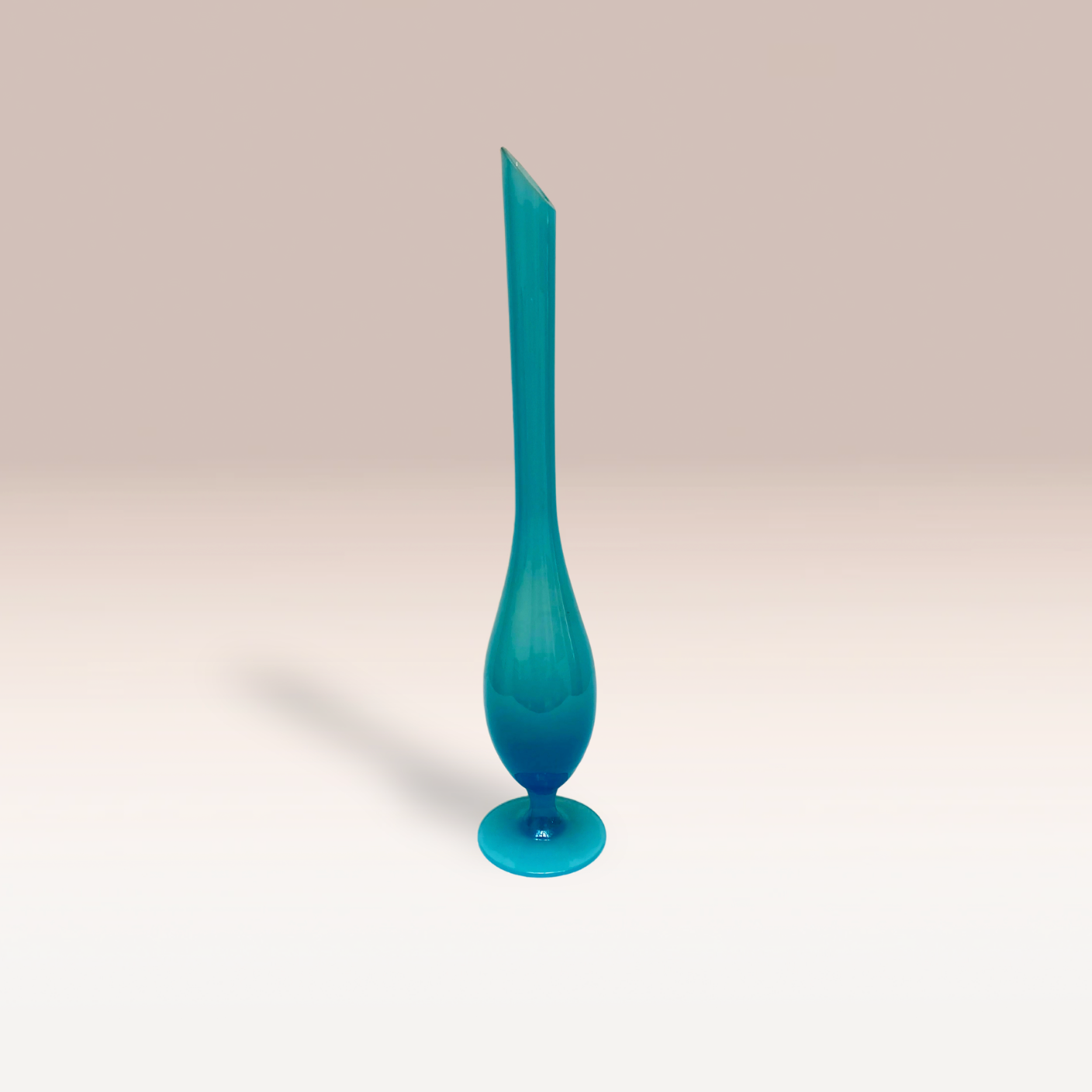 Grand vase très fin en forme de goutte. La couleur bleue turquoise légèrement permet de diffuser la lumière.