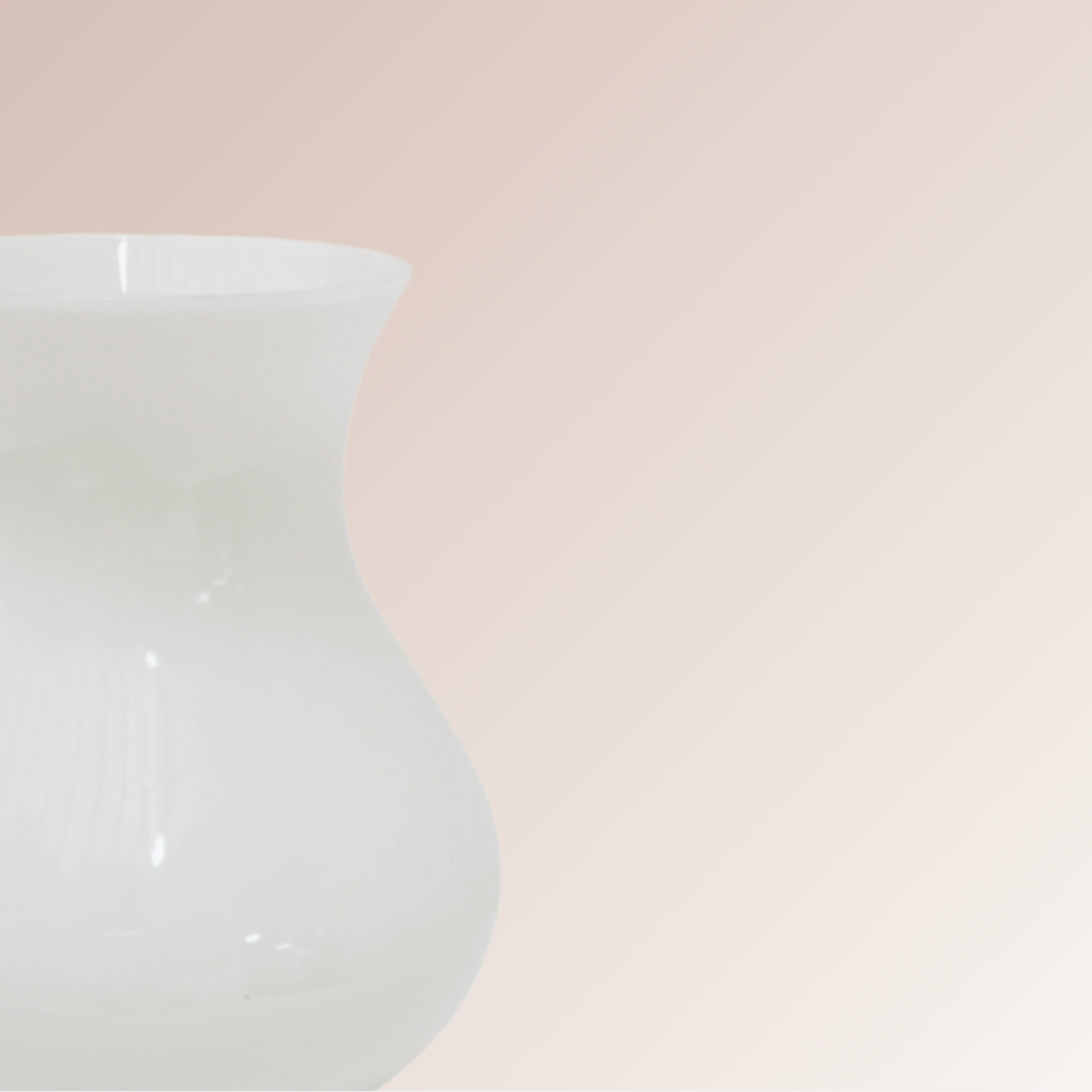 Petit vase en opaline blanche – Élégance rétro