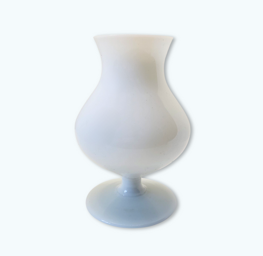 Petit vase en opaline blanche – Élégance rétro