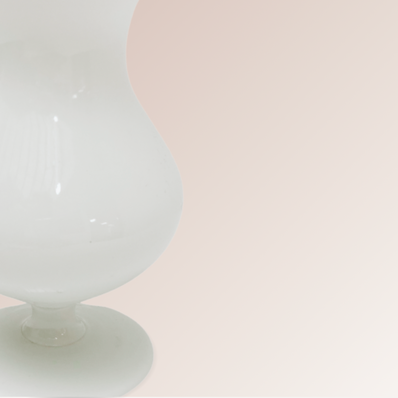 Petit vase en opaline blanche – Élégance rétro
