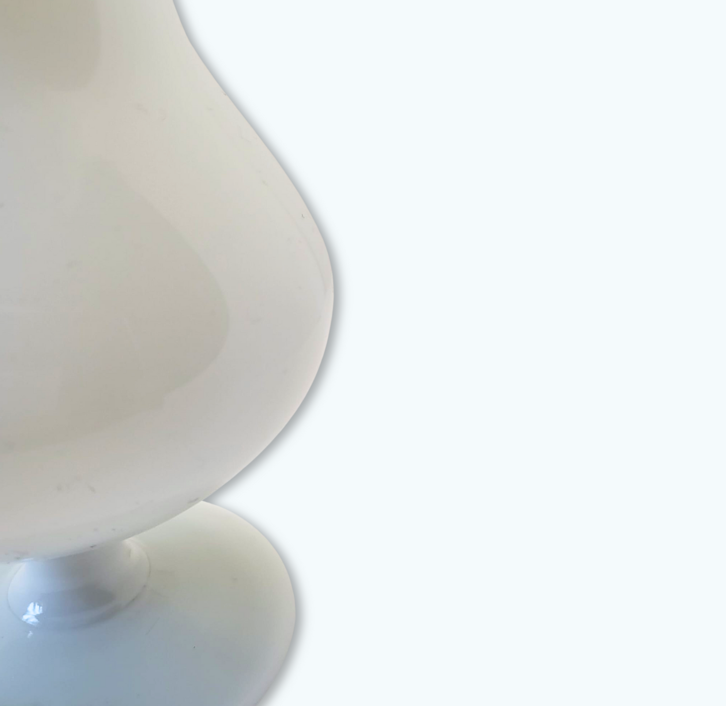 Petit vase en opaline blanche – Élégance rétro
