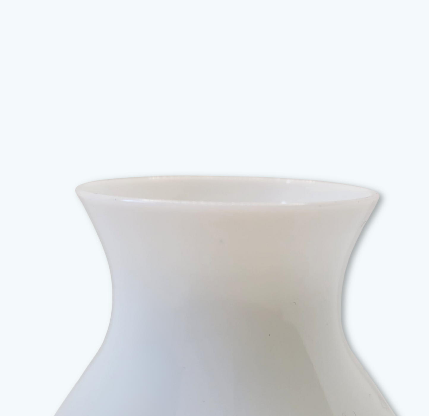 Petit vase en opaline blanche – Élégance rétro