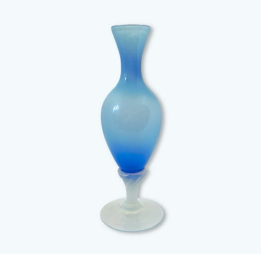 Vase en opaline bleu à pied blanc – Élégance vintage