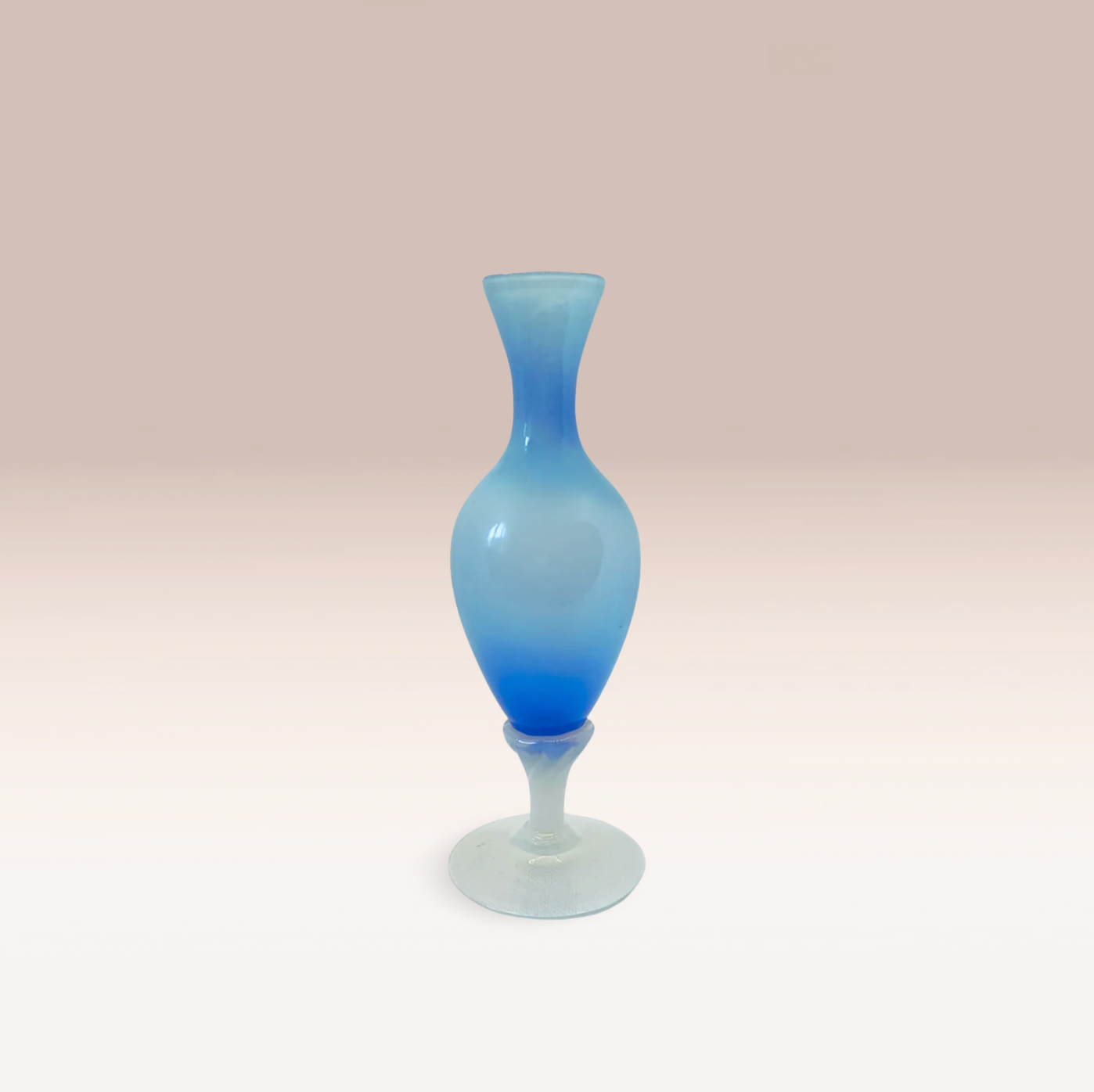 Vase en opaline bleu à pied blanc – Élégance vintage